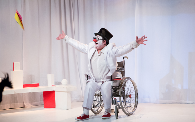 Théâtre du cristal - Vu du banc - Clown- Comédiens en situation de handicap